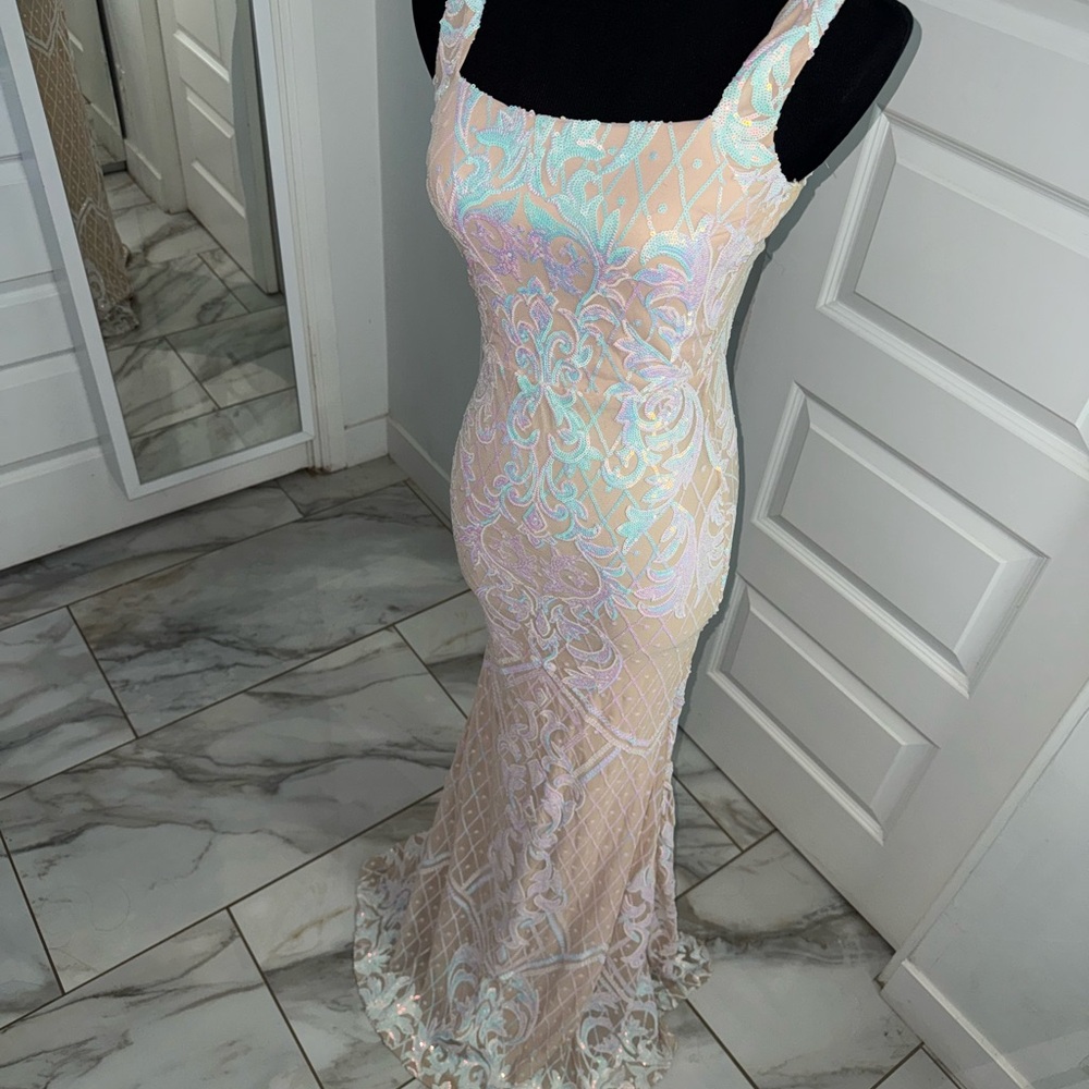 Elegant Lace Evening Gown - Picture 2 of 3